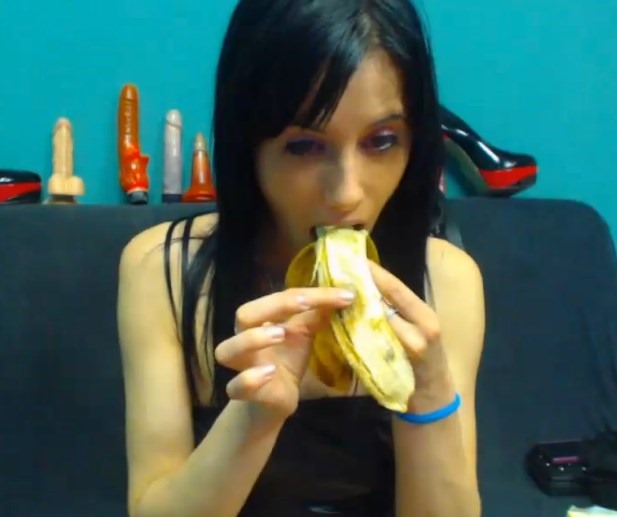 Watch porn star ExcentricSlave eat a banana before deepthroating your cock